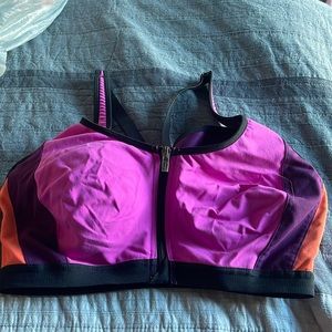 Victoria’s Secret knockout racerback sports bra size 36D. Great condition.